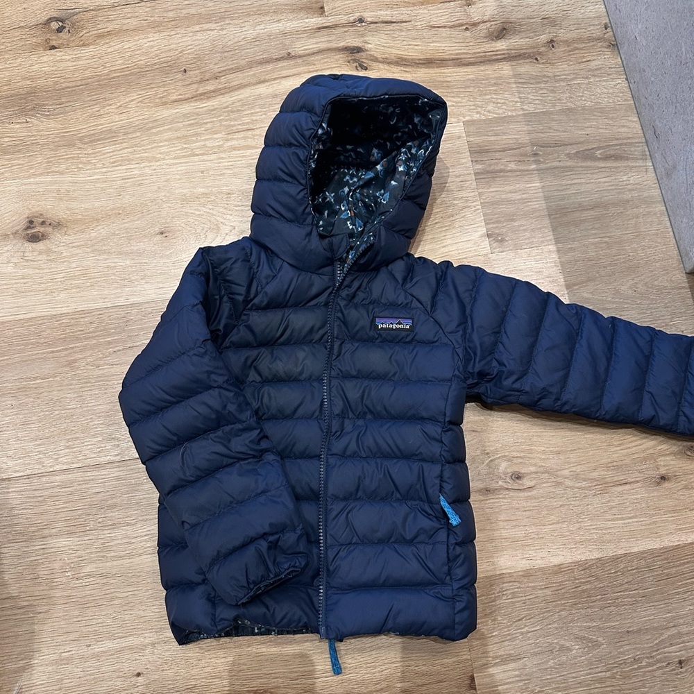Little boy navy blue Patagonia puffer jacket, reversible. XS.